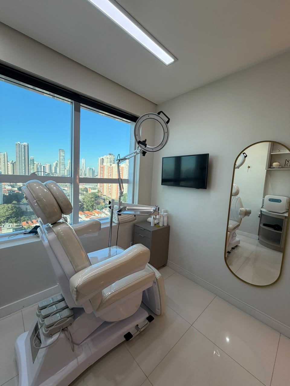Sala de procedimento da clínica da Dra. Marina, no Tatuapé